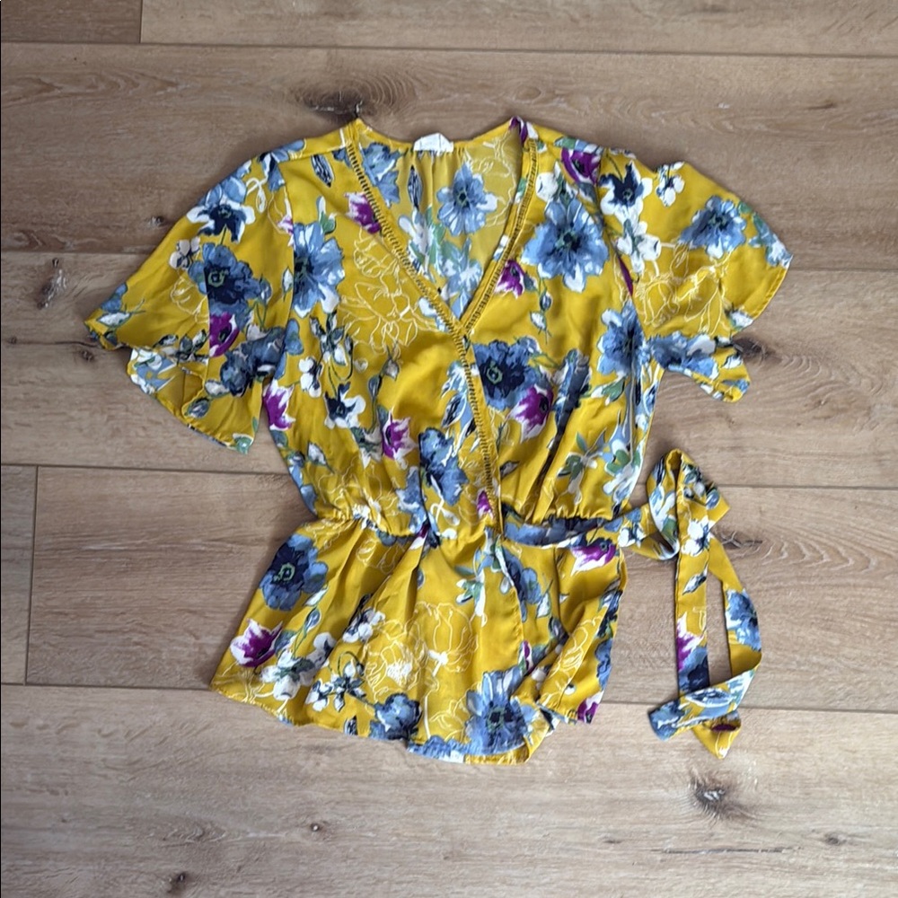 Elegant Yellow Blouse with Lace Trim and Flowy Sleeves